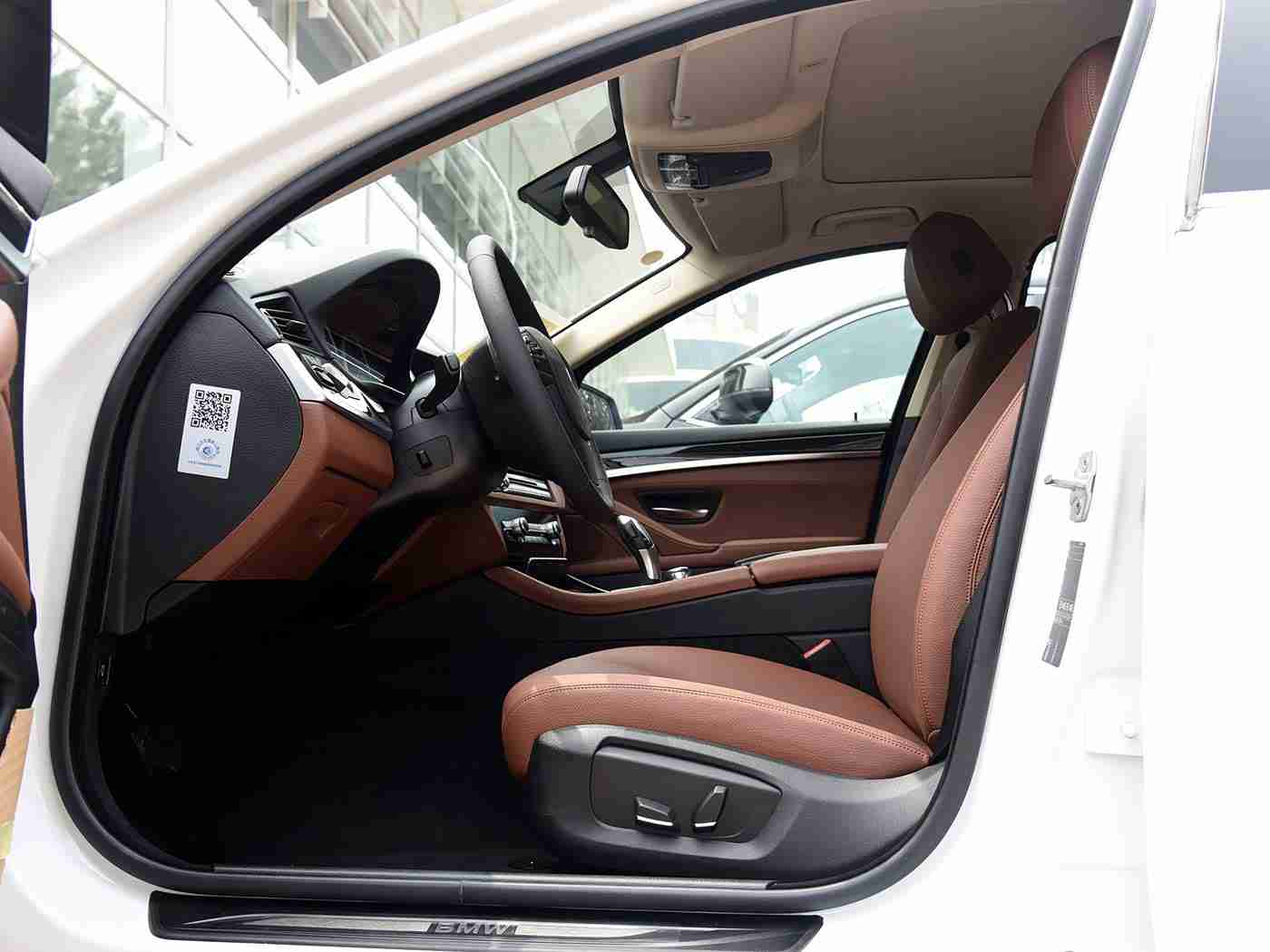 香蕉扎到桃子里怎么办,“车内香蕉变石锁，汽车妙招解困境，整洁驾驶保安全”-1