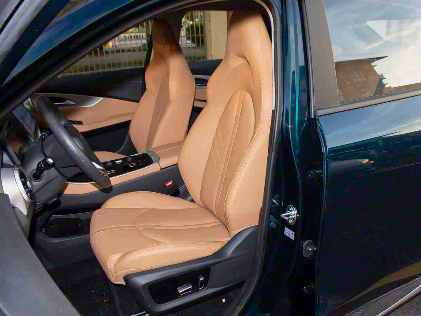 黄色网址入口,智能革新,全新利器:驾驶安全升级,智能互联体验,百公里油耗4.5L,引领汽车新潮流-1