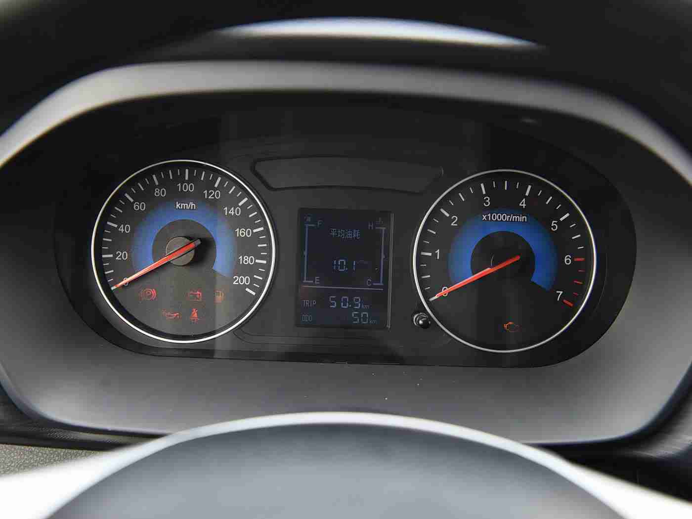 黄色软件下,智能潮涌，绿色领航：创新科技重塑未来驾驶体验-2