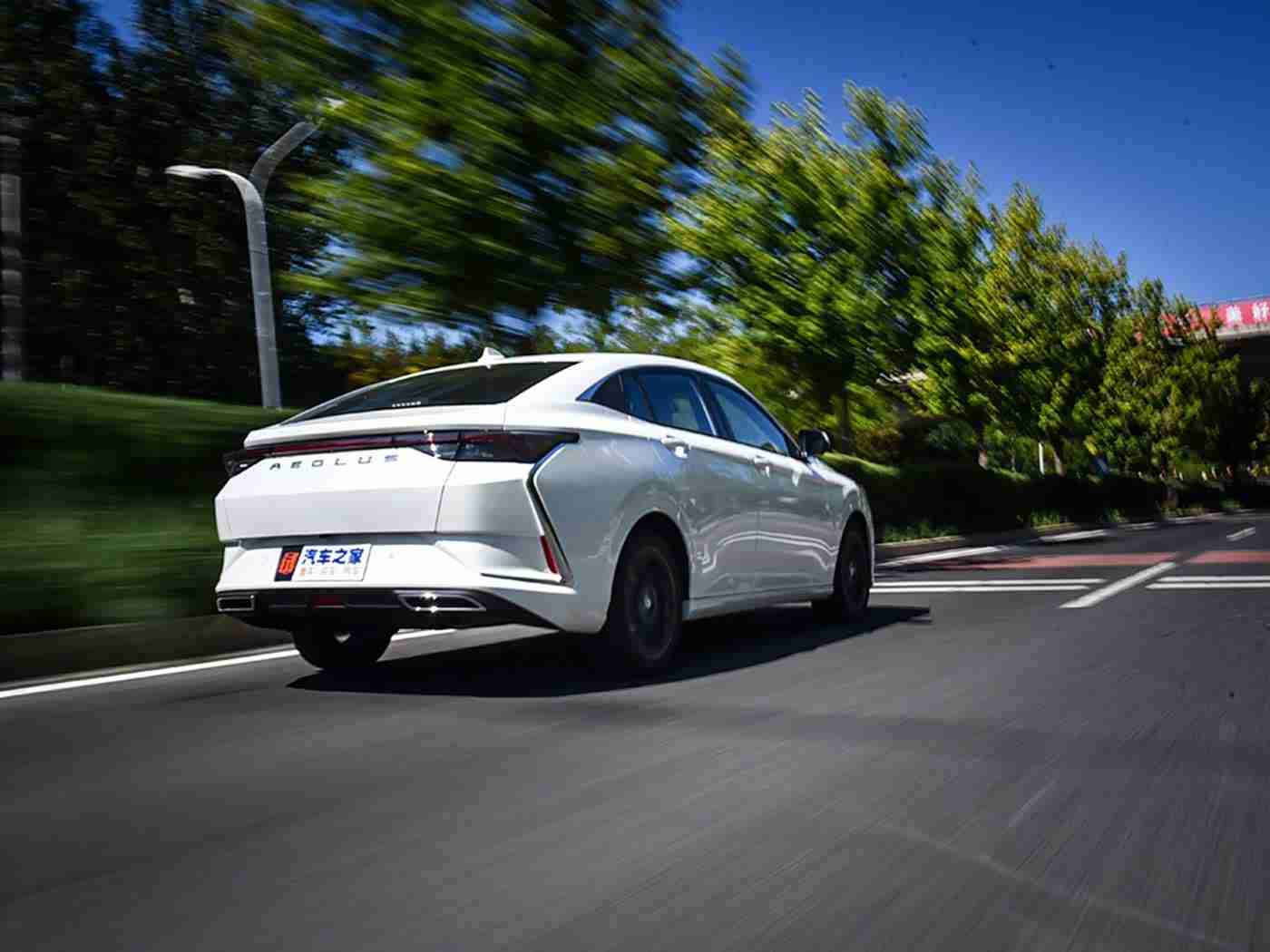 黄色软件破解,智能汽车风险揭秘：破解软件隐患重重，车主如何安全驾驶？-1