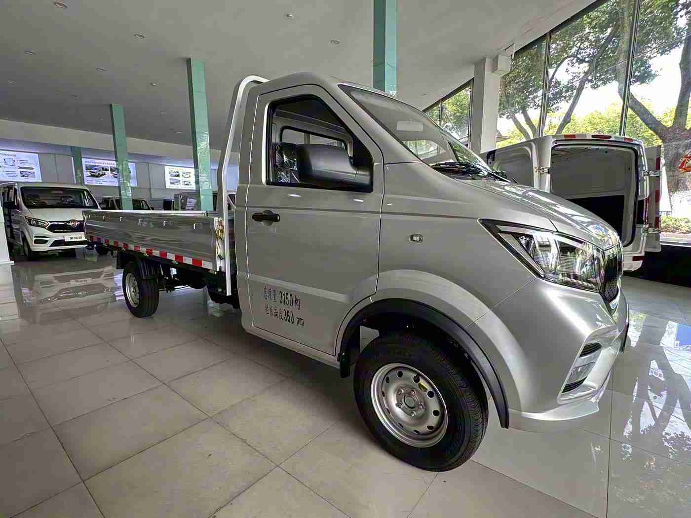 迪丽热巴被操,迪丽热巴惊艳公益活动现场，驾驭环保豪车展现明星魅力-4