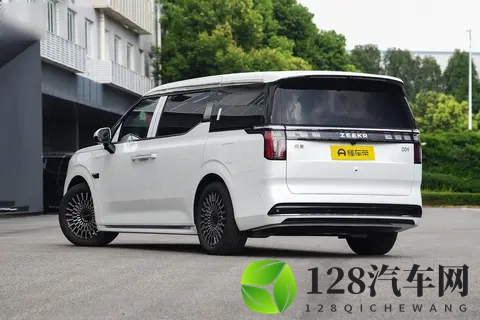 极氪009：明星家庭热衷，11月有这些优惠，值得买吗？-3