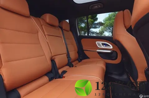 三联屏+星空顶 奔驰全新一代GLB内饰公布 12月8日推出-1