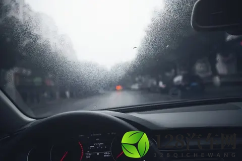 车窗起雾不用慌，这些实用方法快速除雾保安全-1