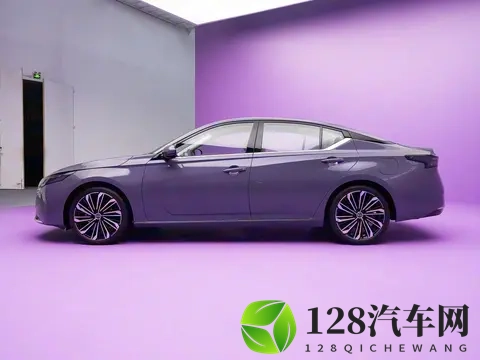 全新天籁PLUS实车亮相,配备鸿蒙座舱,外观更年轻,搭载20T+CVT-1