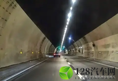 高速隧道遇“龟速车”？超不了别硬刚！交警亲授6招，新手安心过-1