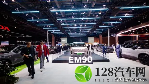 特斯拉和全球汽车大厂在进博会上与中国电动汽车展开角逐-3