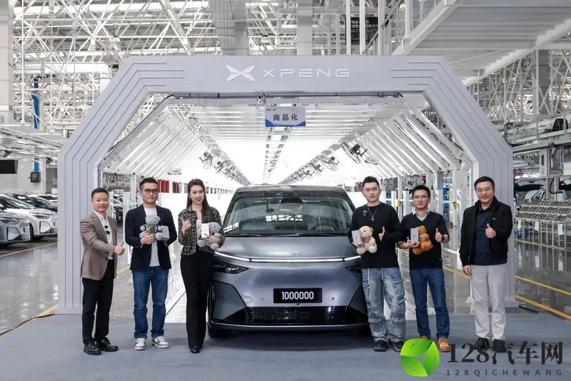 小鹏百万台里程碑达成，X9超级增程首批车主交付落地-1