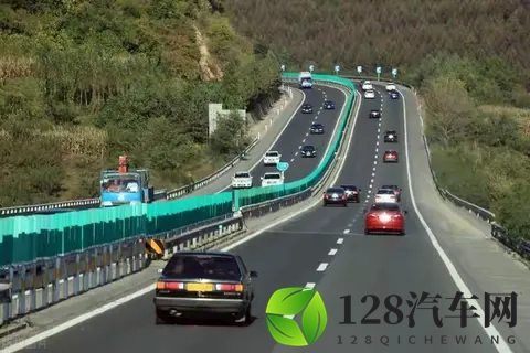 一位12年老司机的忠言：跑高速，牢记这4条铁律，关乎你的安全-1