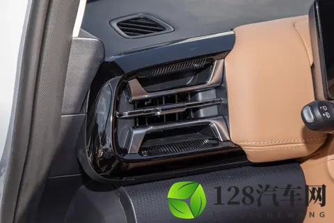 五菱星光730:家用MPV的优选?实测空间、动力、操控-1