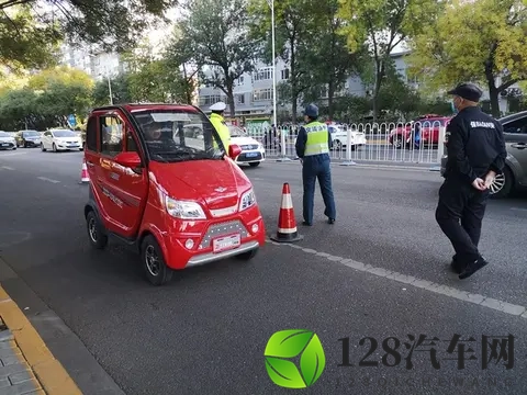 12月1日起 电动车、三轮、四轮车上路“5不准2放行” 处罚明确-2