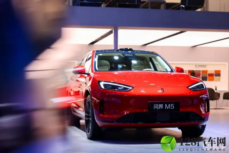 问界新M5 Ultra 亮相广州车展,解锁全场景出行体验-1