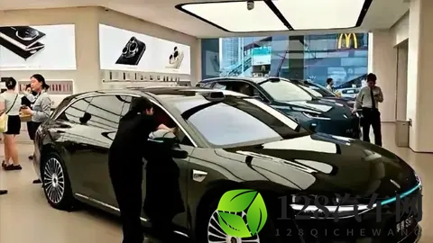 周末逛华为展厅真实一幕:50万的车被抢空,20万的车却无人问津!-2