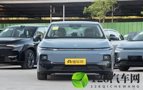 零跑：中产家庭的理性之选，百万台下的速度与温情！-3