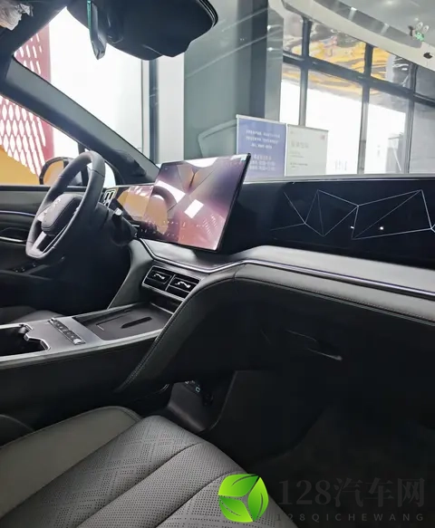 2026款宋L DM-i升级亮点解析:续航200km标配云辇C+前排加热通风-2