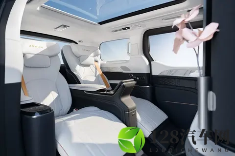 ZEEKR 009深度解析:纯电MPV的市场破局者-2