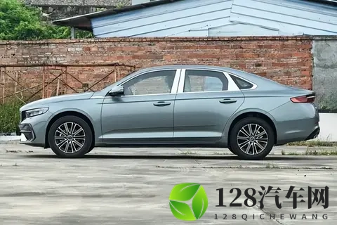 配置对标20万级？10万级燃油家轿给出了答案-1