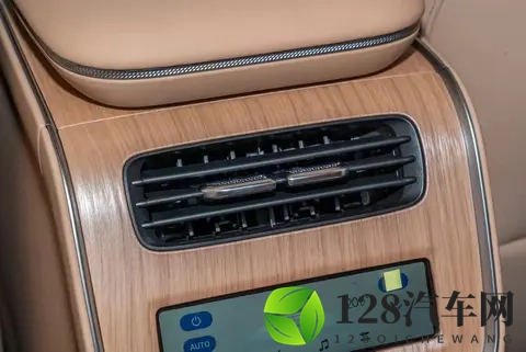 全家试驾星纪元ET,3000mm轴距真能装下幸福?全景天幕+飞鱼底盘-3