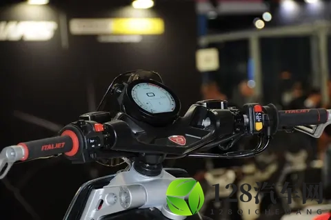 米兰车展丨意塔杰特Roadster 400发布,复古踏板的“变态”演绎-1