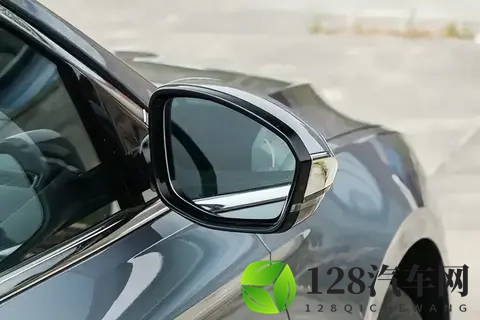 配置对标20万级？10万级燃油家轿给出了答案-2