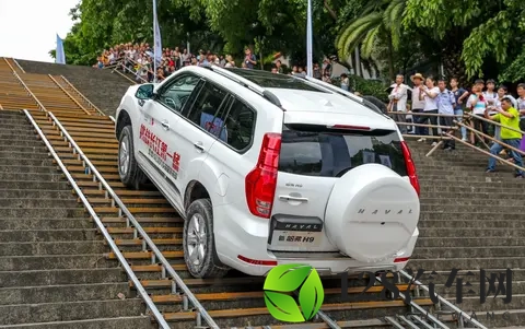 奇瑞模仿路虎爬天门山不成,硬要越野成笑话?-2