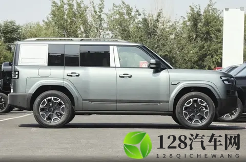 通勤不堵 + 露营能装!方程豹钛 7 把家用 SUV 玩明白了-3