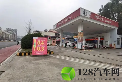 老司机提醒：遇到这种“中国石化”油加千万别进，花钱费车-2