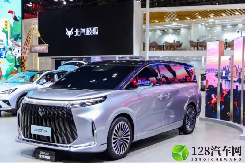 极狐新MPV登场，功能不止于豪华-1