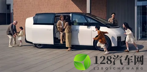 “是不是早就知道不说？”“听说李想不知道召回”？理想汽车汤靖详解“MEGA 2024 款起火事件”-1