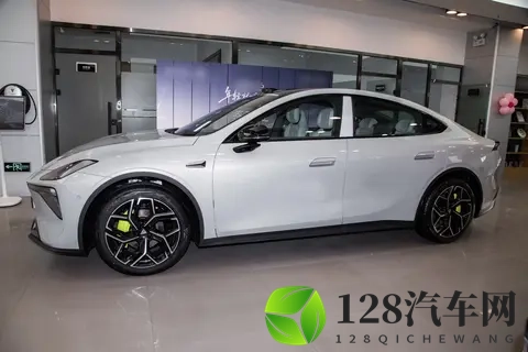 1399万元起，深蓝L06，一车满足多场景需求，适合年轻人-2