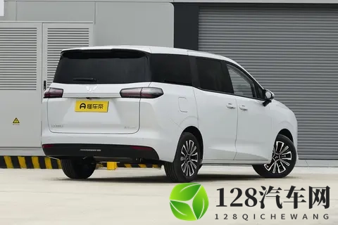 试驾星光730:我真没想到!10万级MPV居然也能“好开又好坐”?-1