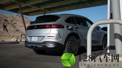 竟然出现在这里?首试奔驰纯电GLC,沙丘冲浪考验软件与性能表现-3