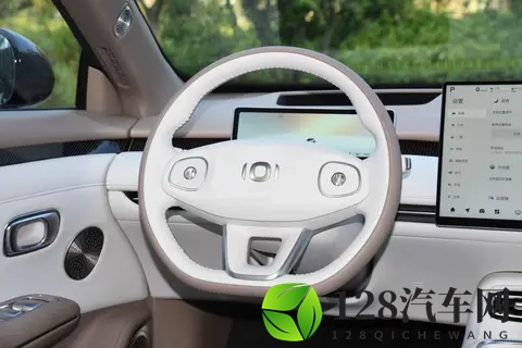 小鹏推新MPV能跑1600公里，油电全都要？车主该纠结了。-1