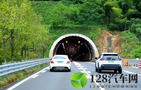 高速隧道遇“龟速车”？超不了别硬刚！交警亲授6招，新手安心过-3
