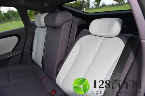 15万级新能源家轿，凭啥这么火？看完配置你就明白了-1