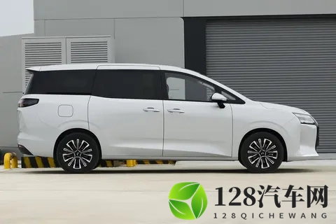 开了10多年车的老司机，为何被这款7座家用MPV星光730 PHEV圈粉？-1