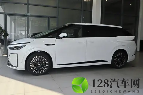 纯电续航452km，综合续航1602km，搭60L大油箱，小鹏X9增程版预售-1