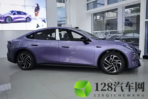 全系激光雷达+后驱底盘，14万价位的轿跑正在改变规则？-1