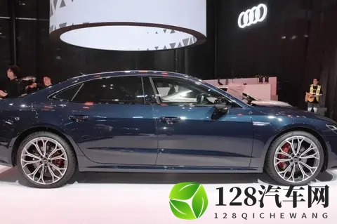 奥迪终于“妥协了”！暴跌24万，长超5米3+quattro四驱-3