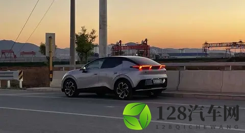 街头惊现银色领克Z20，是官方新动作还是车主创意改装？-2