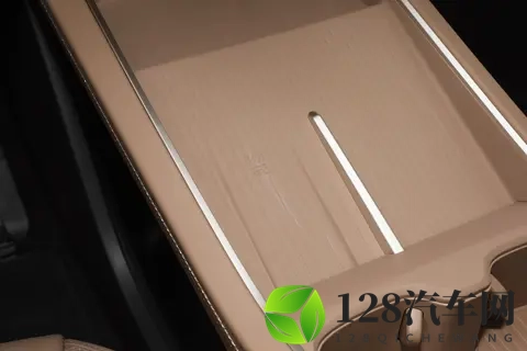 年轻人反向消费！14万抢购“烂尾车”，不要品牌要硬件？-1