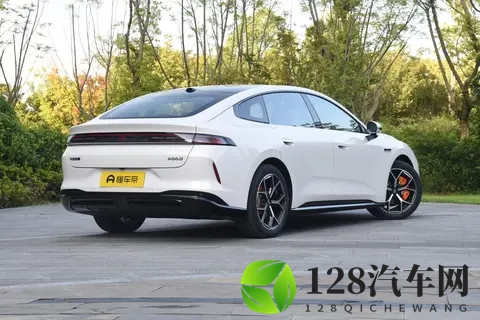 岚图泰山掀桌子！3799万豪配百万技术，国产旗舰杀疯了-1