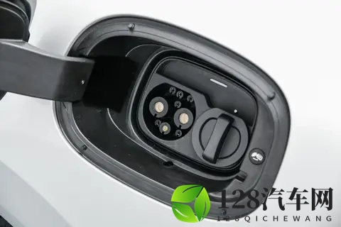 15万内拿下高配智电家轿：小鹏MONA M03与长安启源A06，如何二选一-2