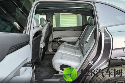 售价2298万起,配900V快充+8295芯片,极氪7X焕新版升级了哪些?-1