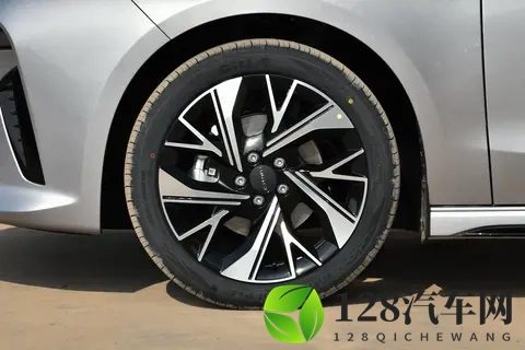 燃油车的新选择！试驾第三代领克03：10万出头，全能家轿怎么选？-3