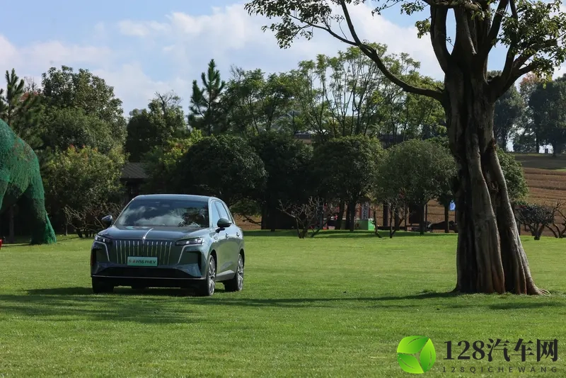 1788万起!红旗HS6PHEV为家庭出行焕新体验-1