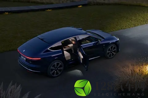 5 米 3 车长，头等舱后排 + 三重降噪，蔚来ET9让行政豪车好开又舒服-1