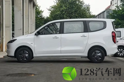 新车  售548万元起，全新五菱宏光燃油版上市，15升动力_可选7座-1