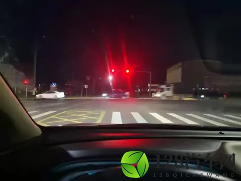 等绿灯有必要挂N挡吗？吃过亏的司机都这样做，安全又不伤车！-1