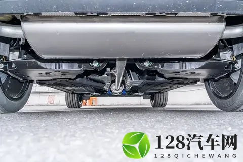 试驾星越L，20T+8155芯片，安全配置拉满，家用SUV新标杆-3